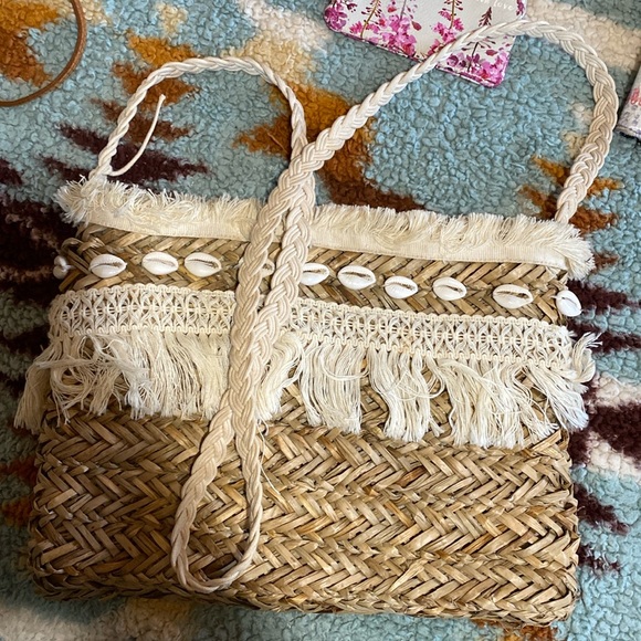 Beach bag with puka shells - Picture 1 of 4